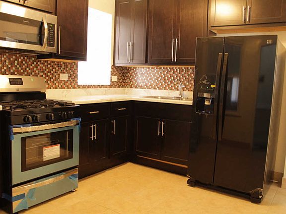 3rd image of 604 N Leclaire Ave