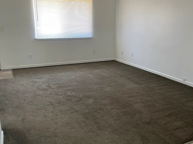 1112 S Clover Dr — Photo 8