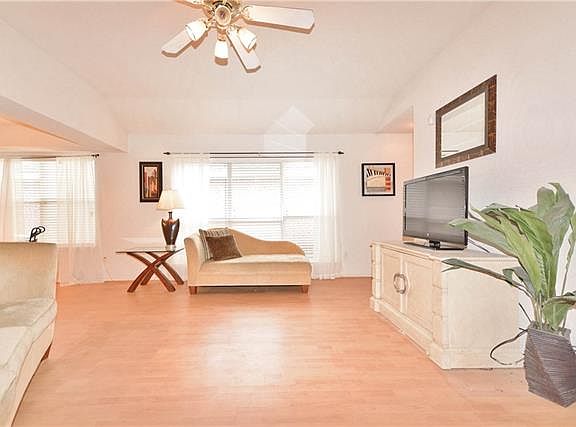 5th image of 809 Forest Oaks Dr