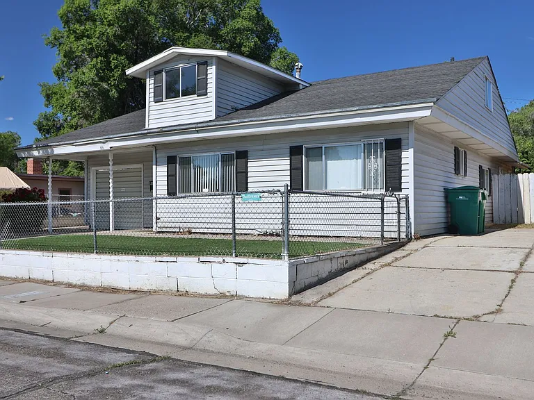 ONE TIME - 975 Southworth Dr — Photo 2
