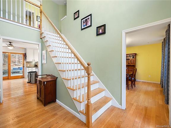 3rd image of 32 Yorkshire Dr