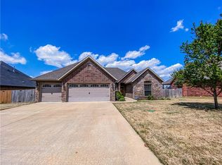 2004 Florence Ave, Lowell, AR 72745