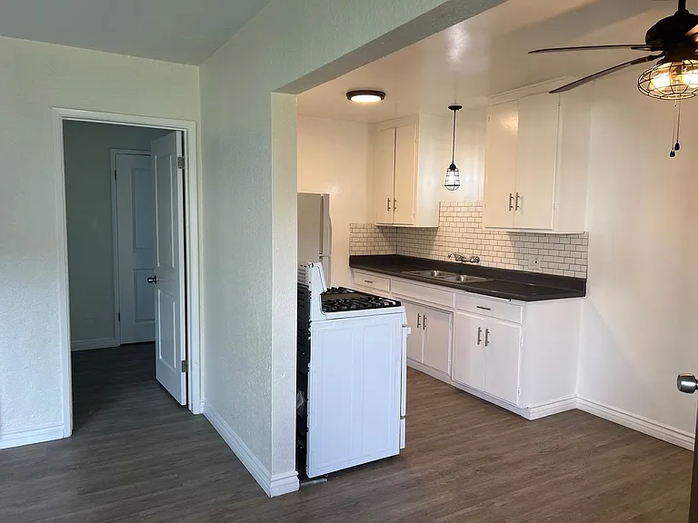 Welcome to the Dailey Court Apartments! — Photo 8