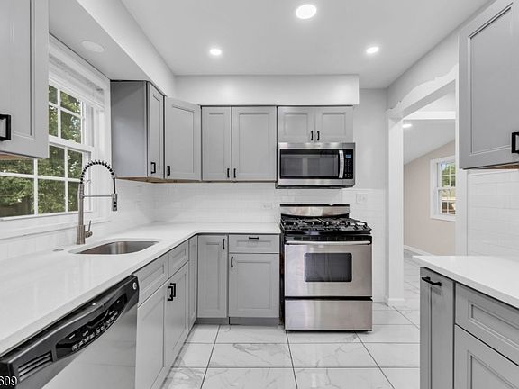 5th image of 418 Harrison Ave