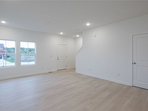 5th image of 323 River Run Dr