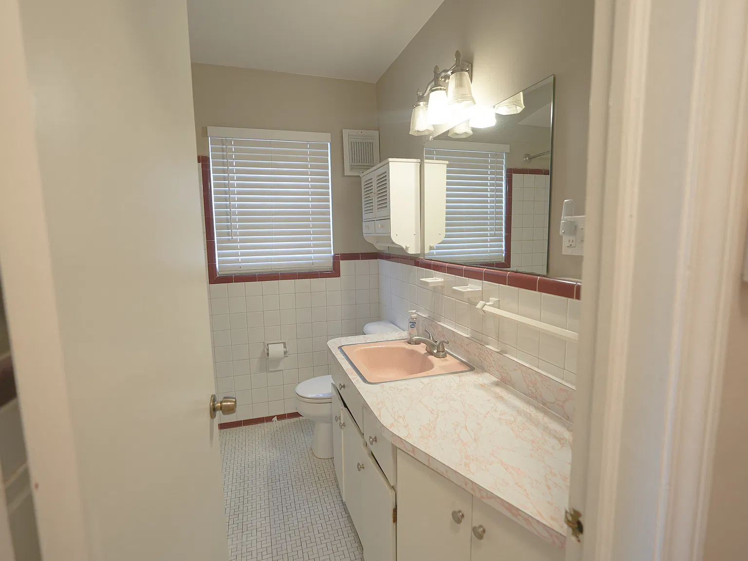 4 bed, 1641 sqft, $2,500 — Photo 2