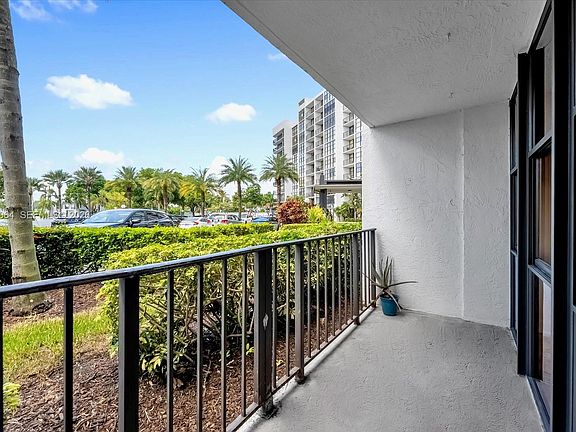 3rd image of 1000 Parkview Dr APT 129