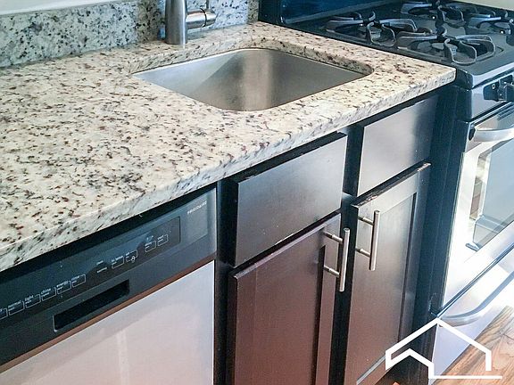 2nd image of 4725 N Leavitt St #3
