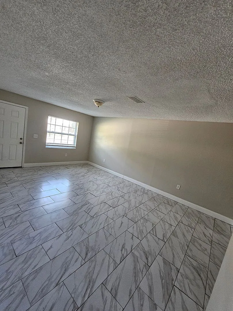 For Rent!! Cute And Cozy 3 Bedroom 1 Bath End Unit Triplex For Rent... — Photo 4