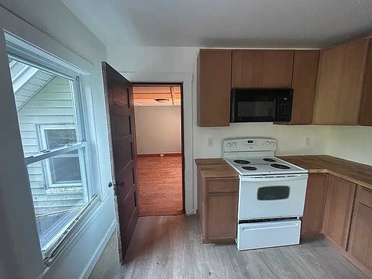 7 Pleasant St #B — Photo 13