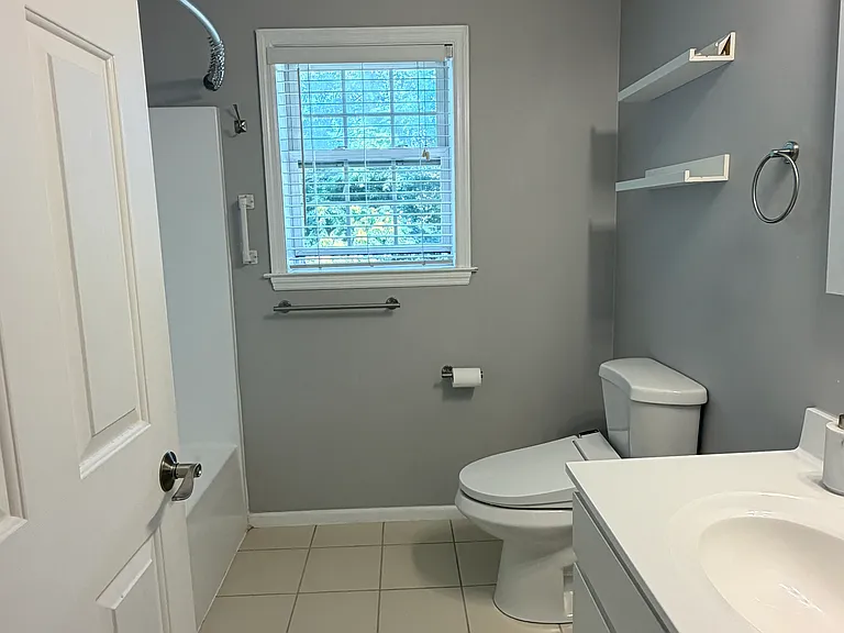 Bathroom 2 (Full)