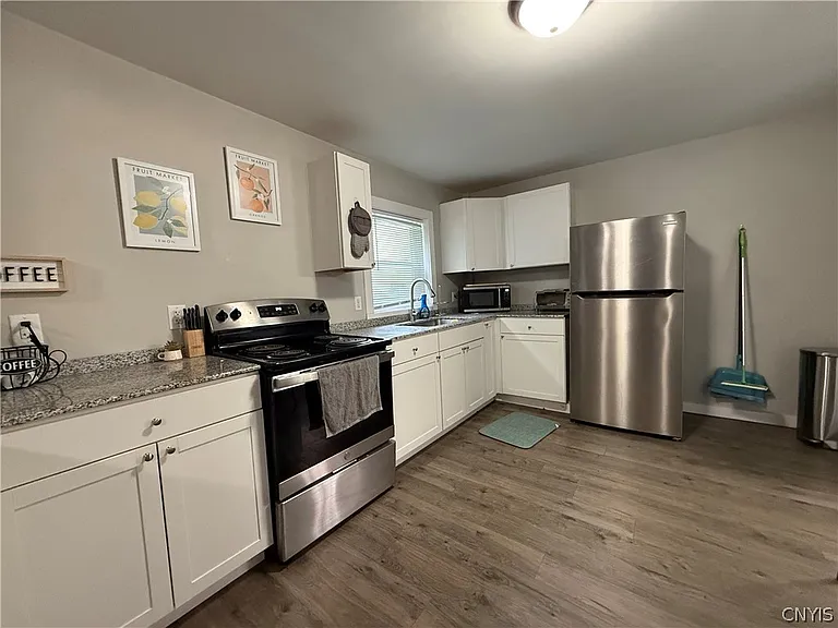 130 W 3rd St #2 — Photo 8