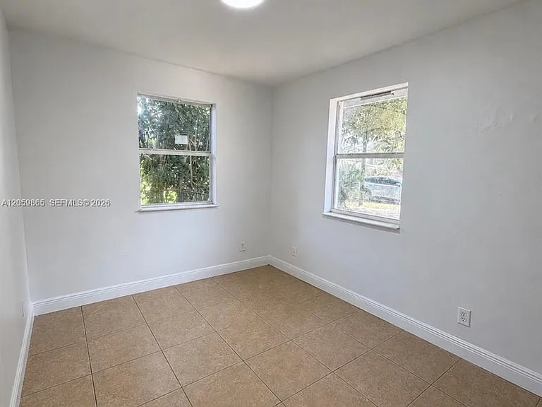 5202 NE 14th Ter — Photo 14