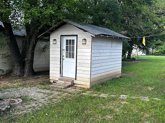 3rd image of 204 N Fawn St