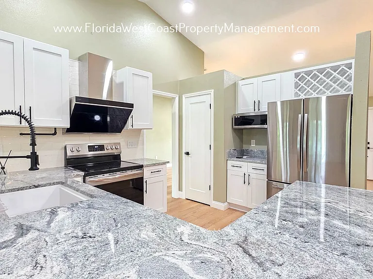 4667 Hamlets Grove Dr — Photo 2