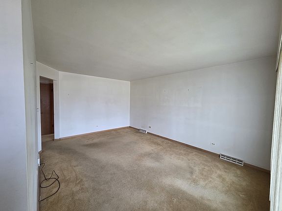 3rd image of 8423 N Shermer Rd