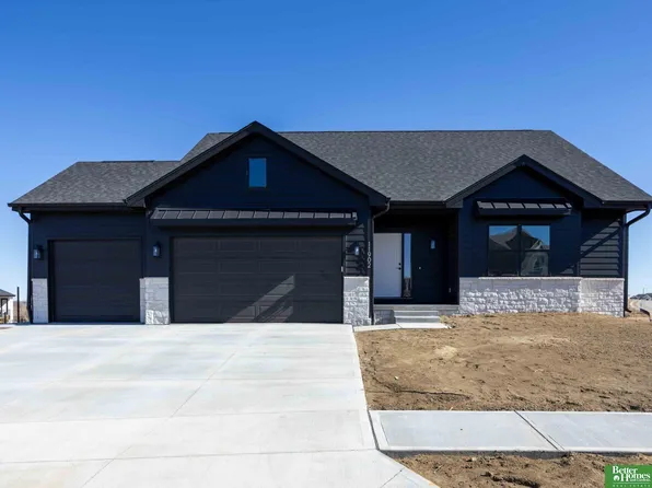 8922 Von St, Papillion, NE 68046