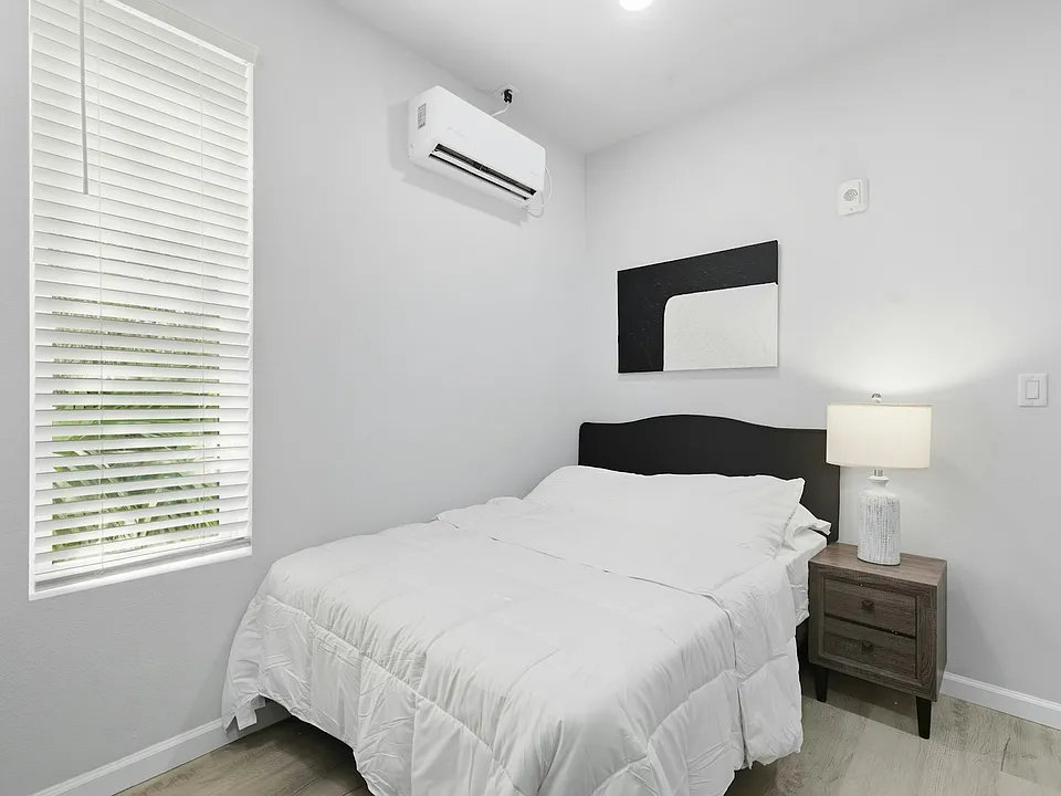 624 Avenue H #B