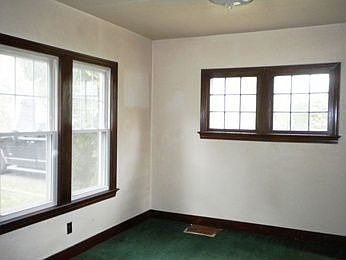 4th image of 2615 Valley Dr