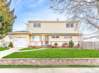 915 N Broome Ave, Lindenhurst, NY 11757