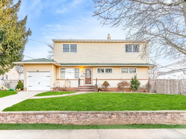 915 N Broome Avenue, Lindenhurst, NY 11757