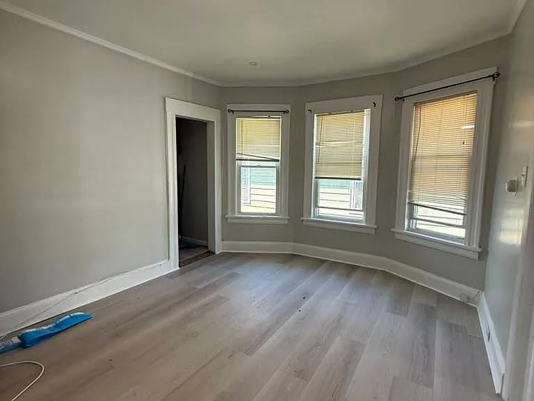 188 Monroe St — Photo 4