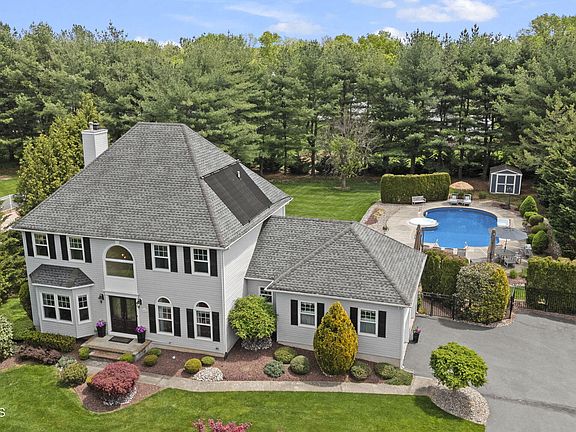3rd image of 5 Mohegan Road