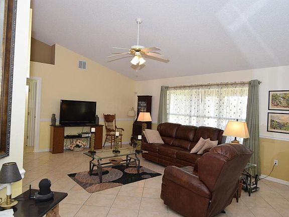4th image of 532 NE Solida Cir