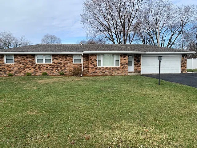 4 bed, 1.5 bath, 1331 sqft, $2,200 — Photo 2