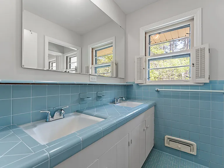 225 Arbutus Rd — Photo 27