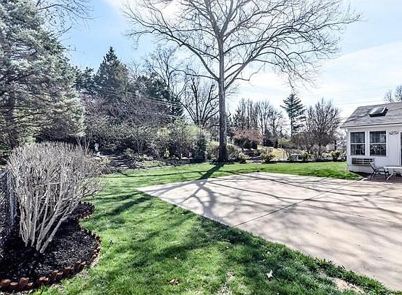3rd image of 302 Renaldo Dr