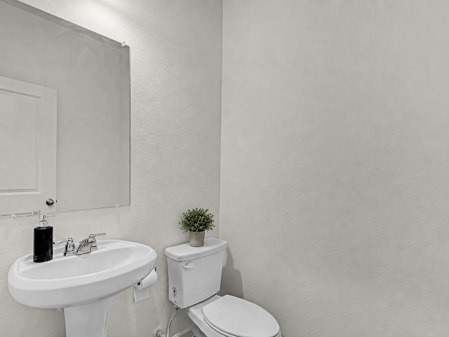 4 bed, 2095 sqft, $2,900 — Photo 2