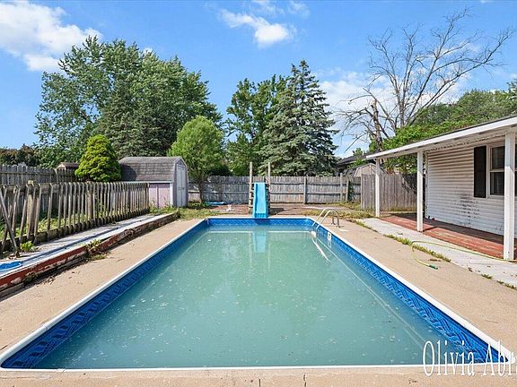 4th image of 2144 Stanford Dr SE