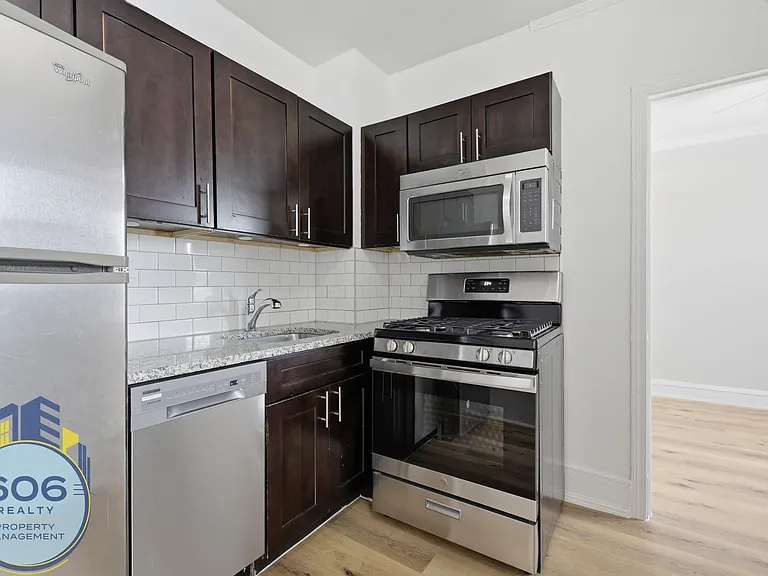 The Ashland Tower Modern Living in the Heart of Rogers Park — Photo 7