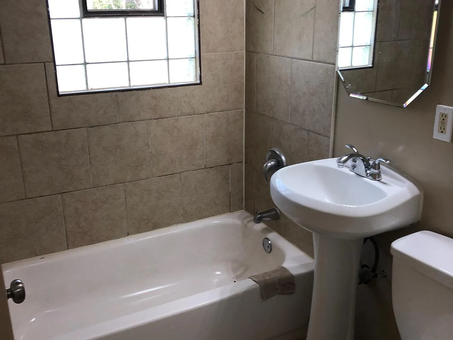 3 bed, 1400 sqft, $1,350 — Photo 4