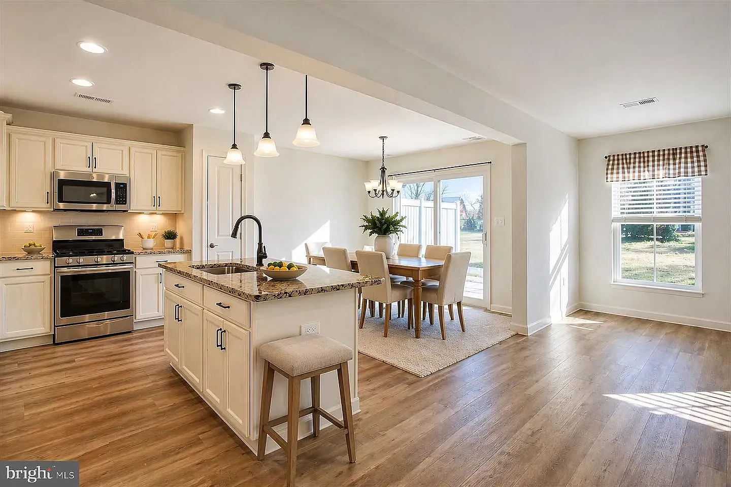 3 bed, 2.5 bath, 1760 sqft, $2,000 — Photo 4