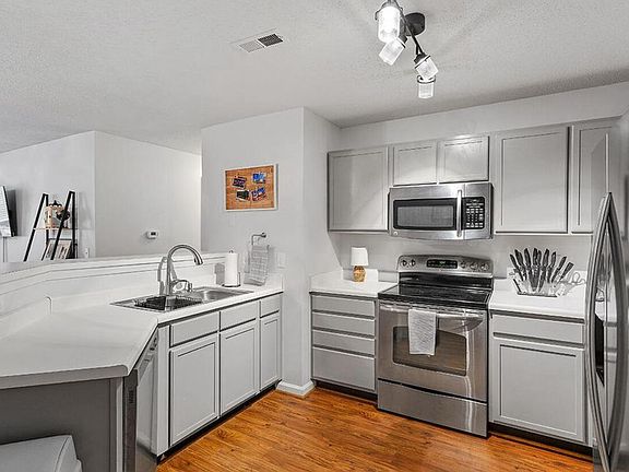 5th image of 129 Sturbridge Dr