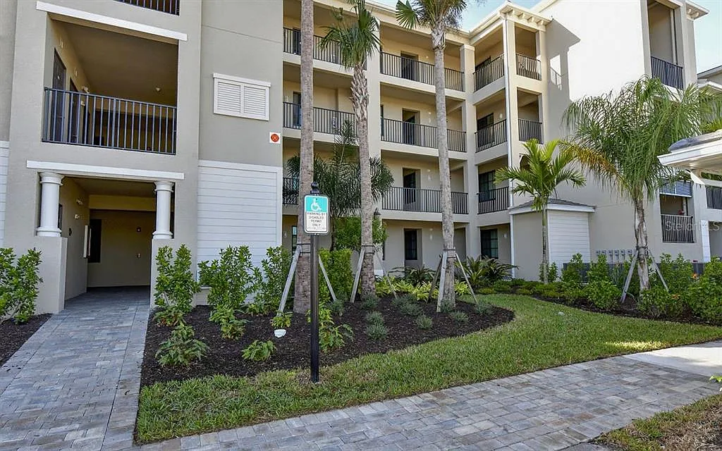 2 bed, 2.0 bath, 1142 sqft, $5,500 — Photo 3