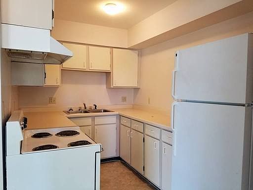 2nd image of 2009-2027 W Woodriver Dr #A