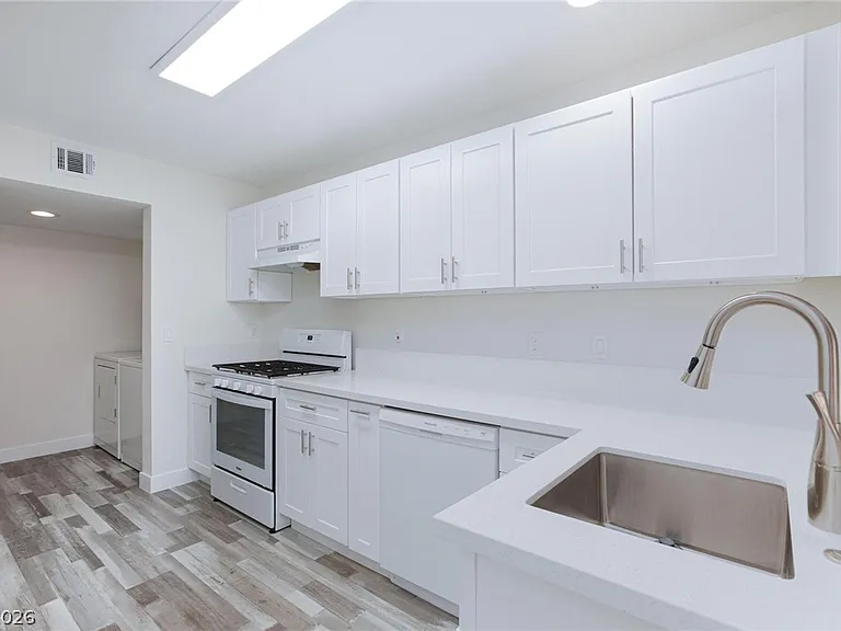 8048 W Rochelle Ave — Photo 13