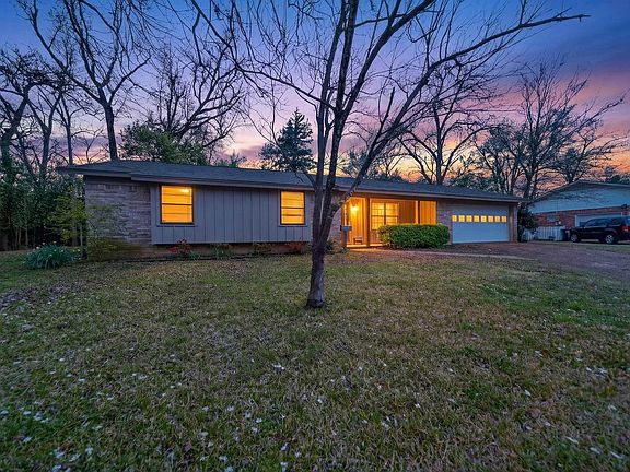 3rd image of 901 Rhodes Dr