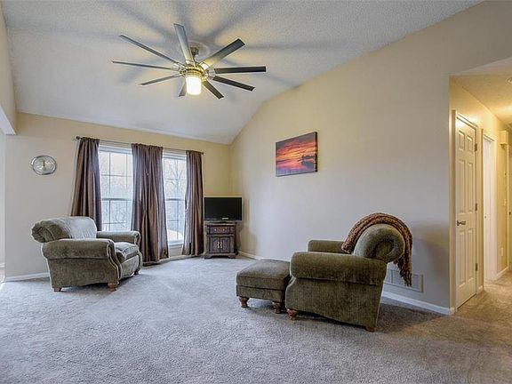 4th image of 902 N 92nd St