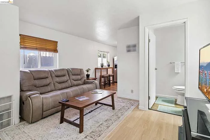874 Pine St — Photo 4