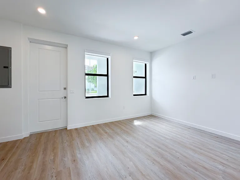 132 NW 10th Pl — Photo 12