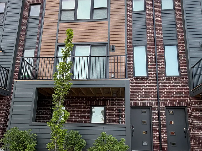 3664 Trumbull St — Photo 1