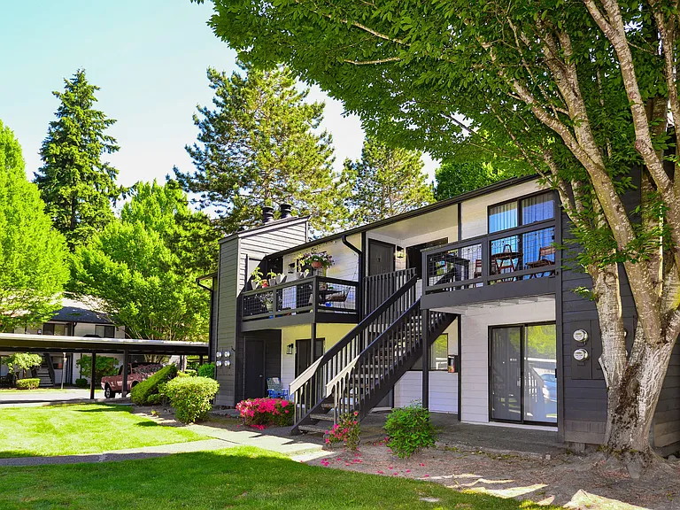 Woodlake Apartments — Photo 2
