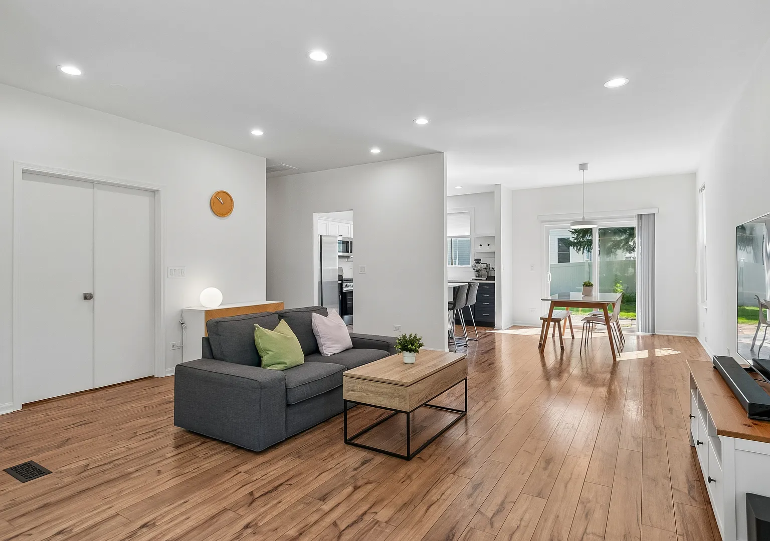 3 bed, 1376 sqft, $3,100 — Photo 4