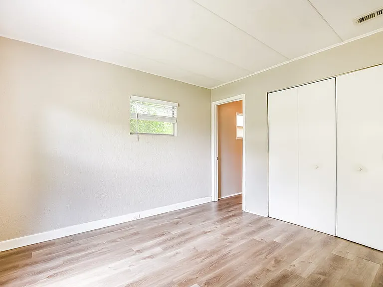 542 Colonnades Cv — Photo 11
