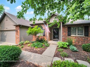 296 Presidential Ln, Elgin, IL 60123