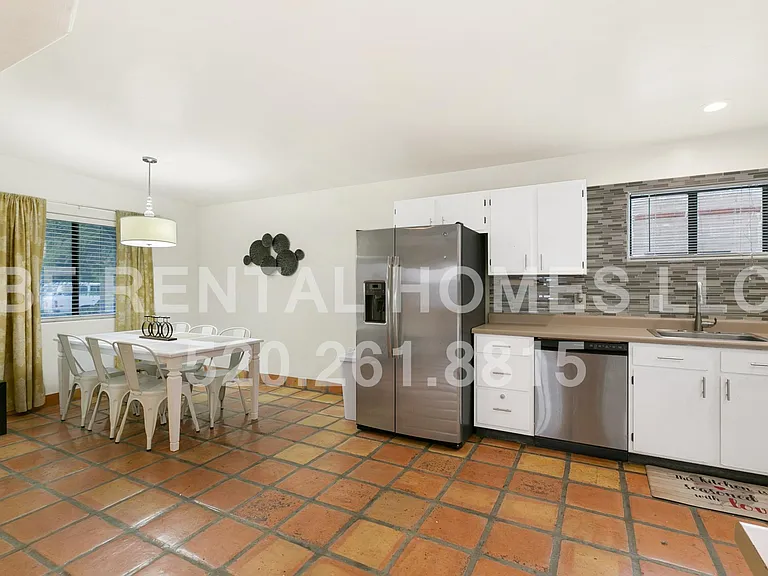 2319 E Helen St — Photo 7